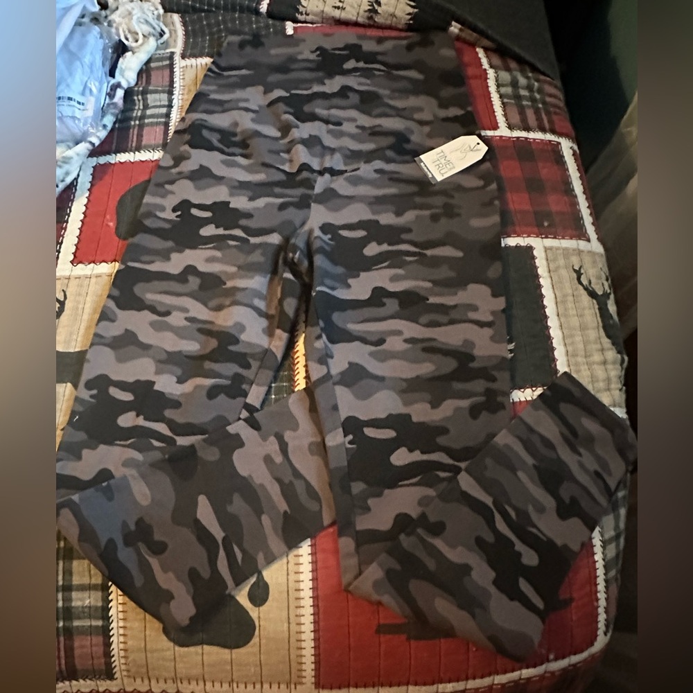 Maternity Time and Tru Camouflage Leggings size (4-6)